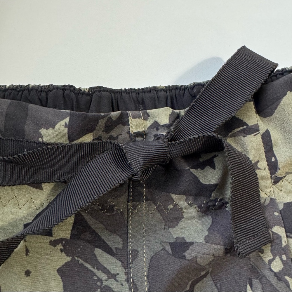 Lululemon Athletica Black and Green Patterned Spring Break Away Shorts Size 4 - Picture 7 of 9